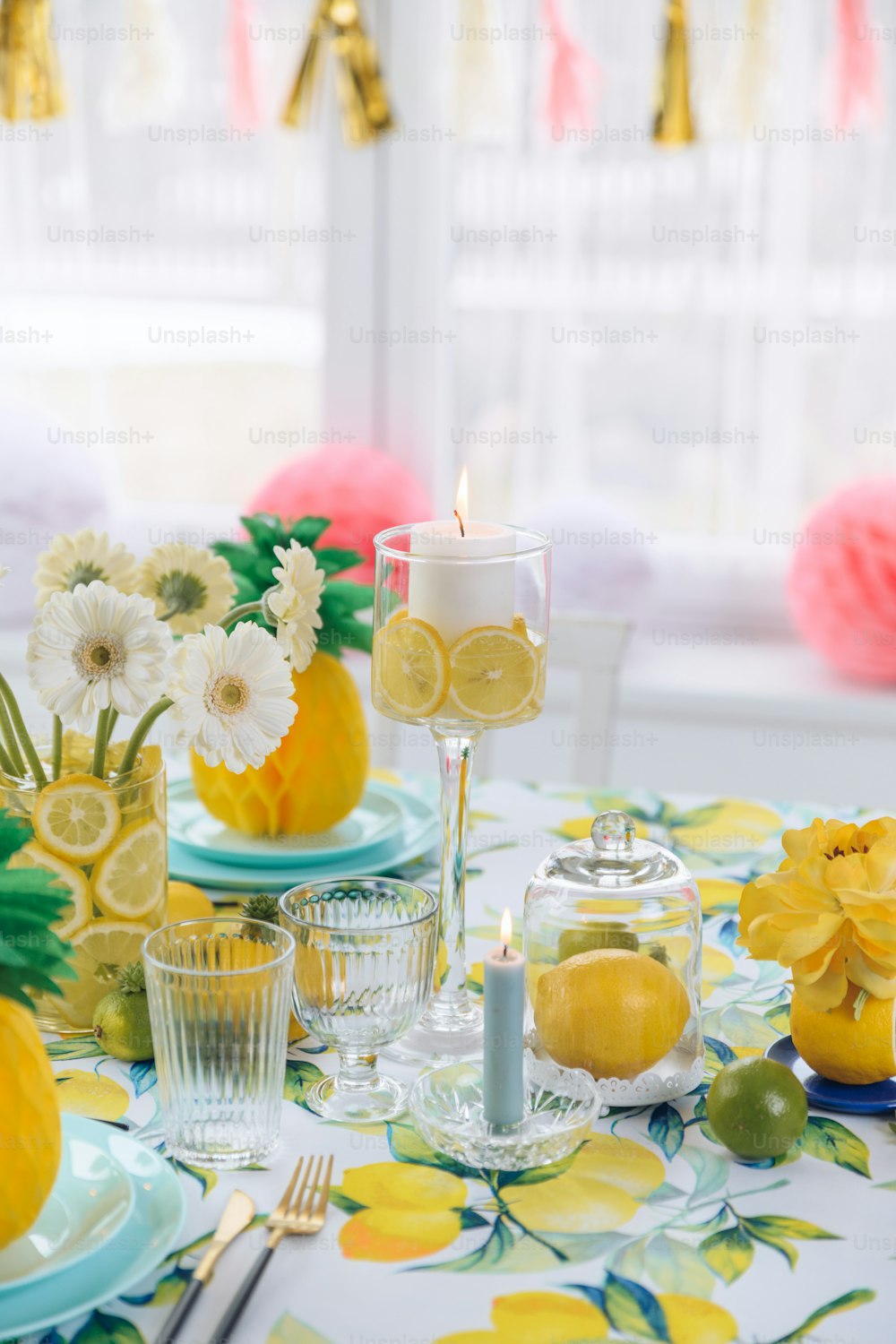 uma mesa coberta com pratos e copos cheios de frutas
