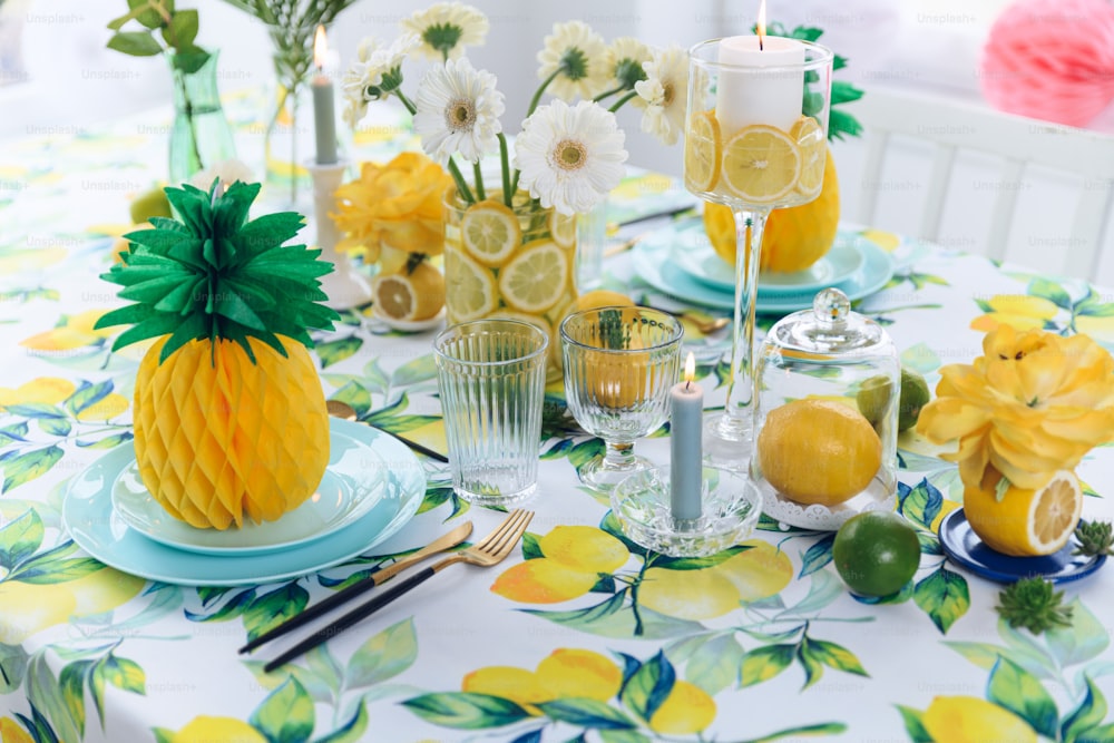 uma mesa coberta com pratos e copos cheios de frutas
