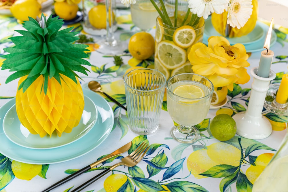 uma mesa coberta com pratos e copos cheios de limões