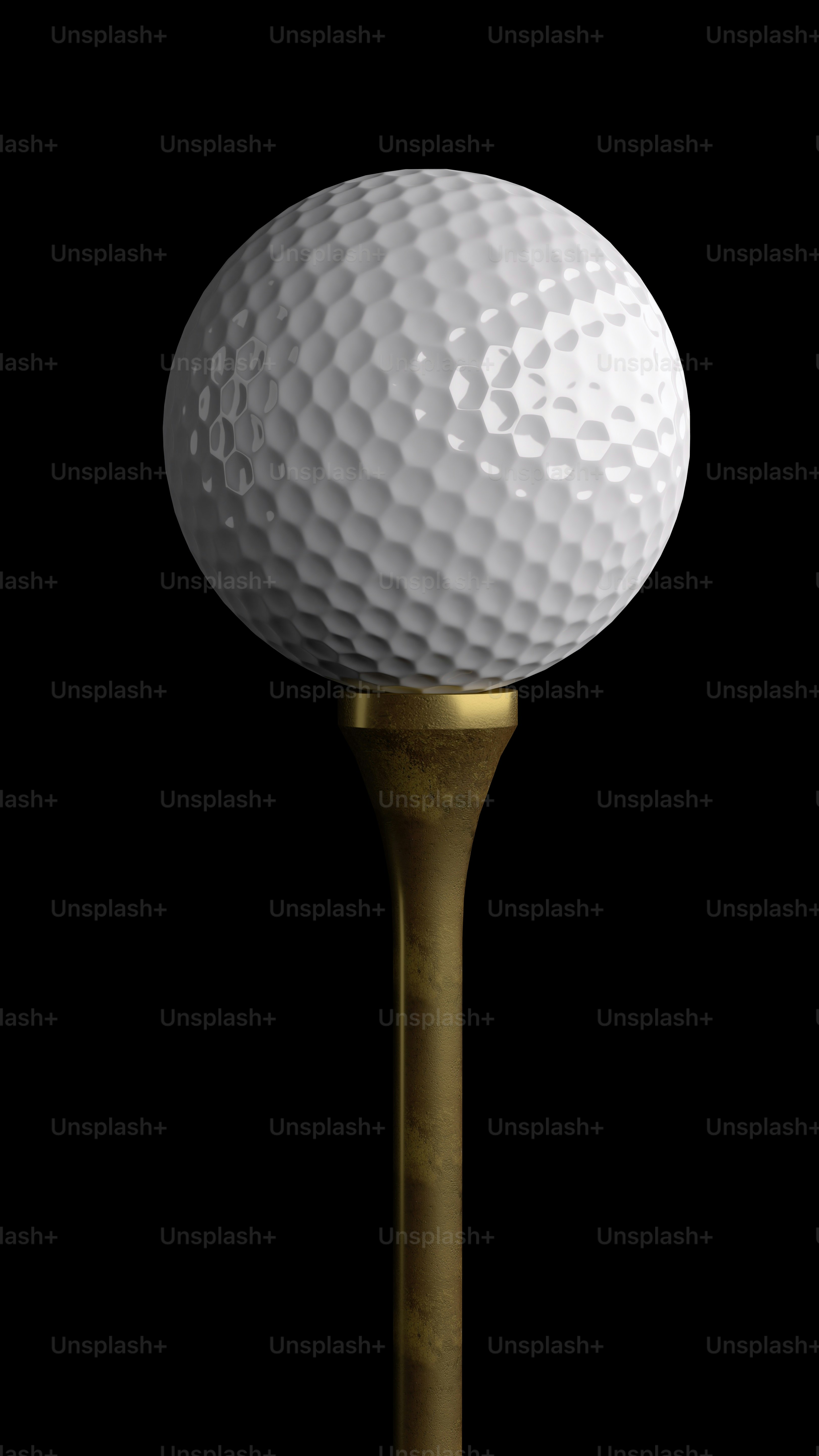 金色のティーの上に座っているゴルフボール