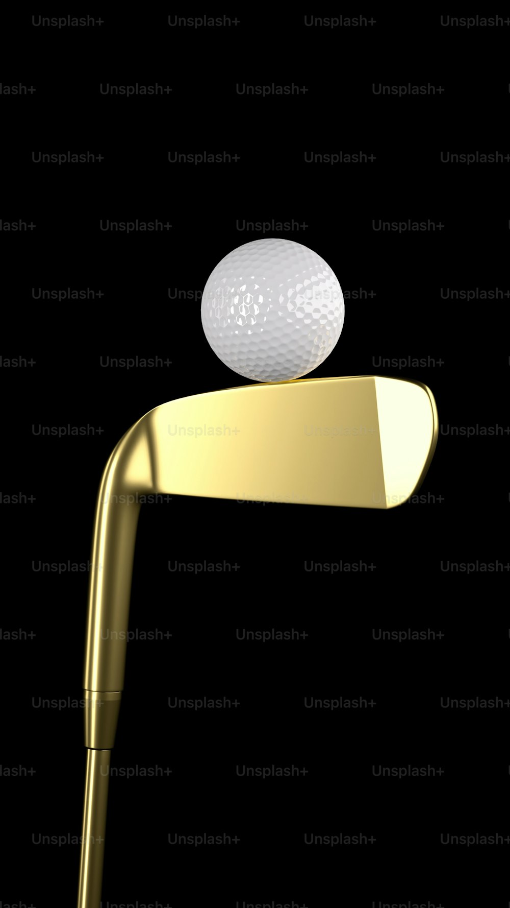 uma bola de golfe em cima de uma camiseta dourada