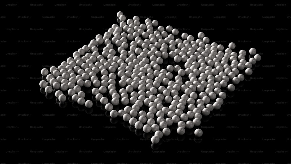 Un grupo de bolas blancas sentadas encima de una superficie negra