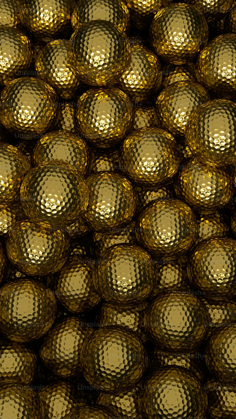 Una gran pila de pelotas de golf doradas brillantes