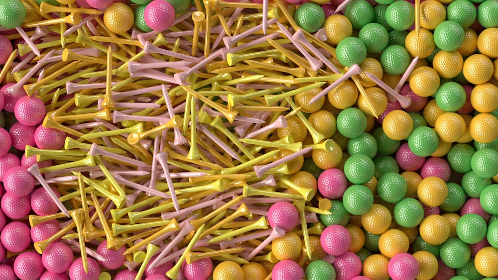 uma grande pilha de doces coloridos com doces amarelos, rosa e verdes