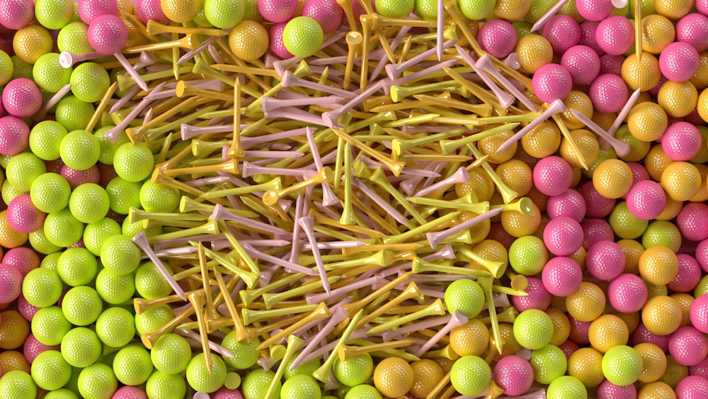 uma pilha de doces coloridos sentados um em cima do outro