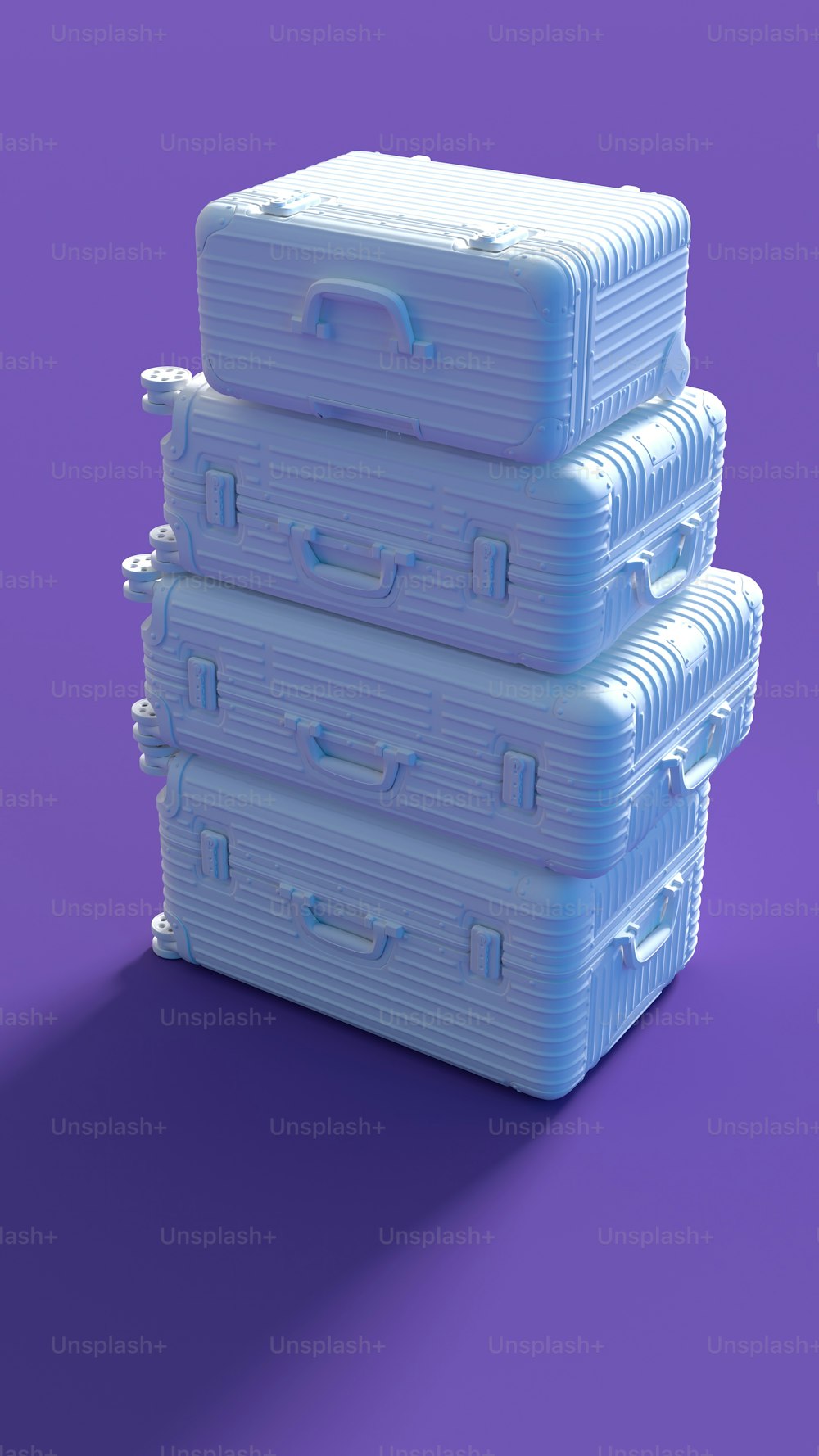 uma pilha de três caixas de plástico sentadas em cima de uma superfície roxa