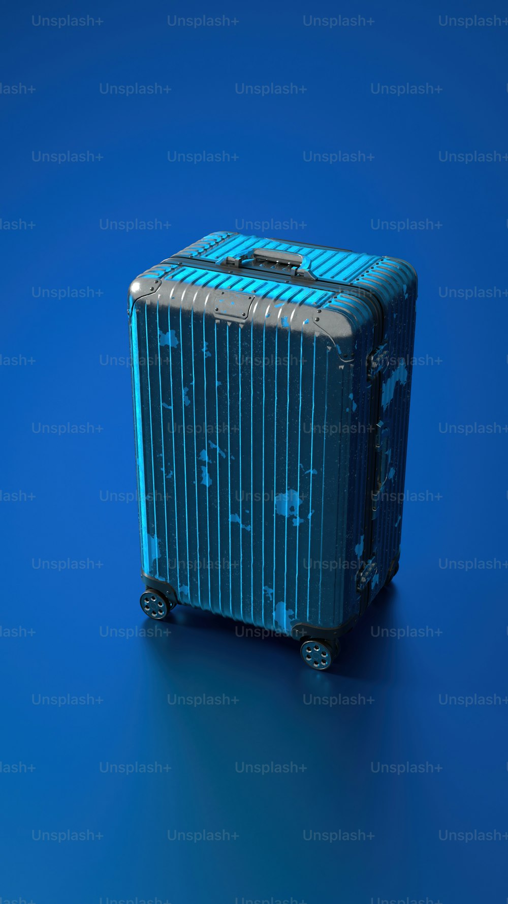 파란 바닥 위에 앉아 있는 파란 여행 가방