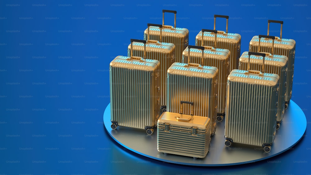 Eine Gruppe von Koffern, die auf einer blauen Fläche sitzen