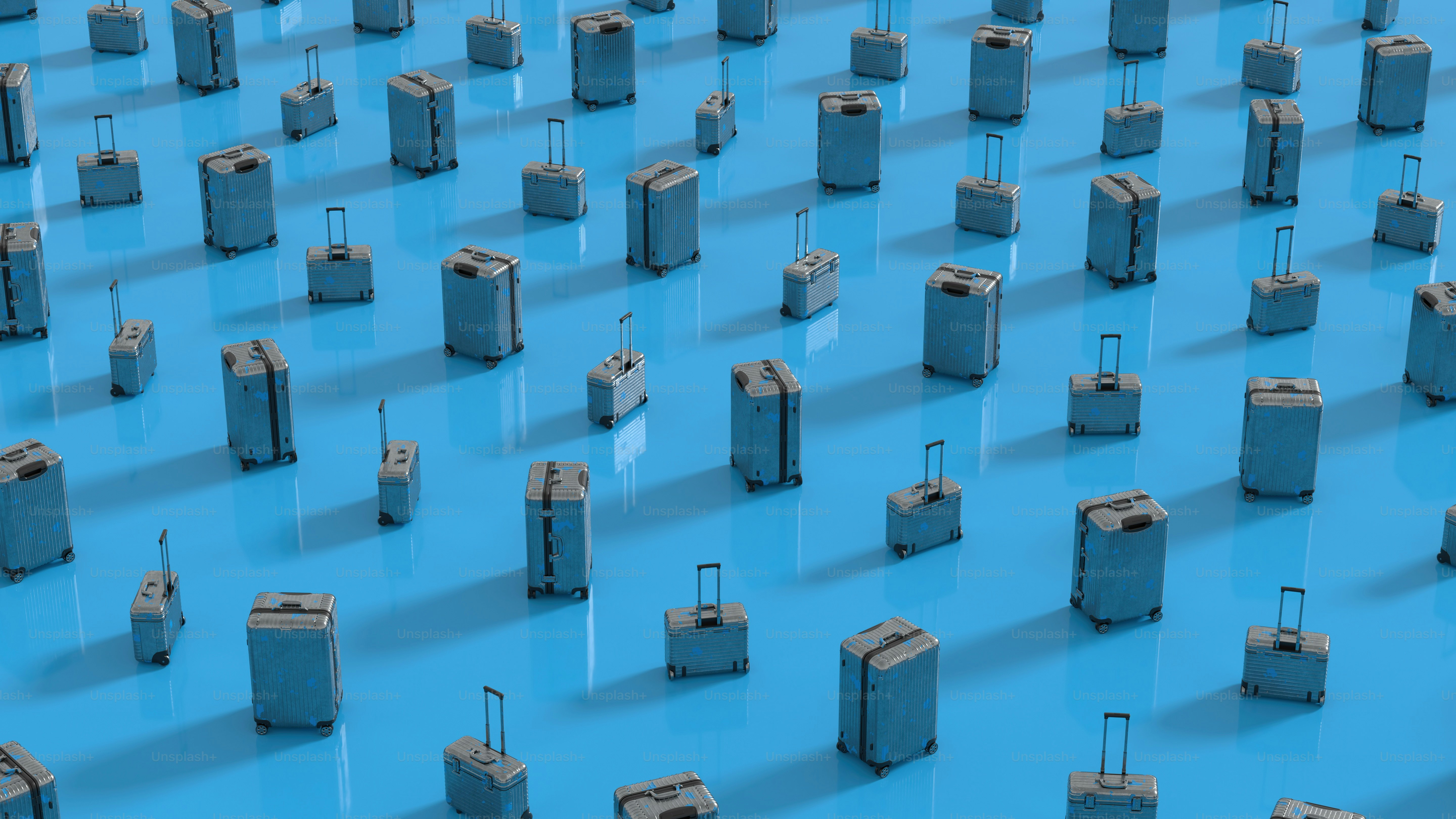 un tas de valises qui sont sur une surface bleue