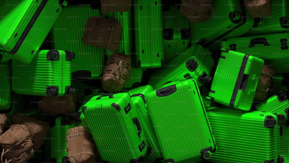 隣り合って座っている緑色のスーツケースの山