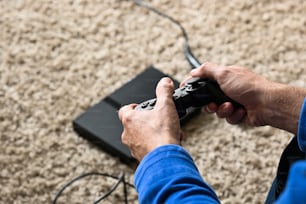 una persona che tiene in mano un controller per videogiochi