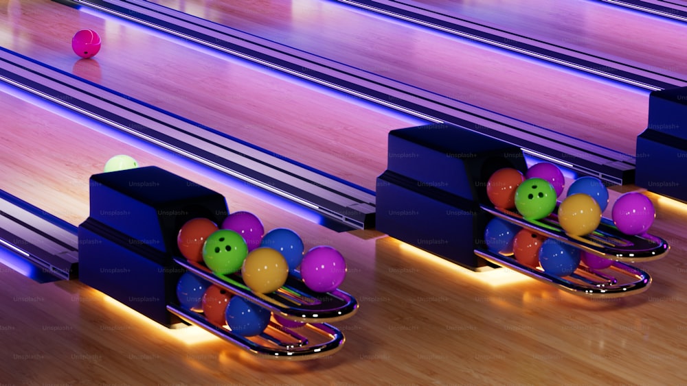 una fila di birilli da bowling con palle da bowling in loro