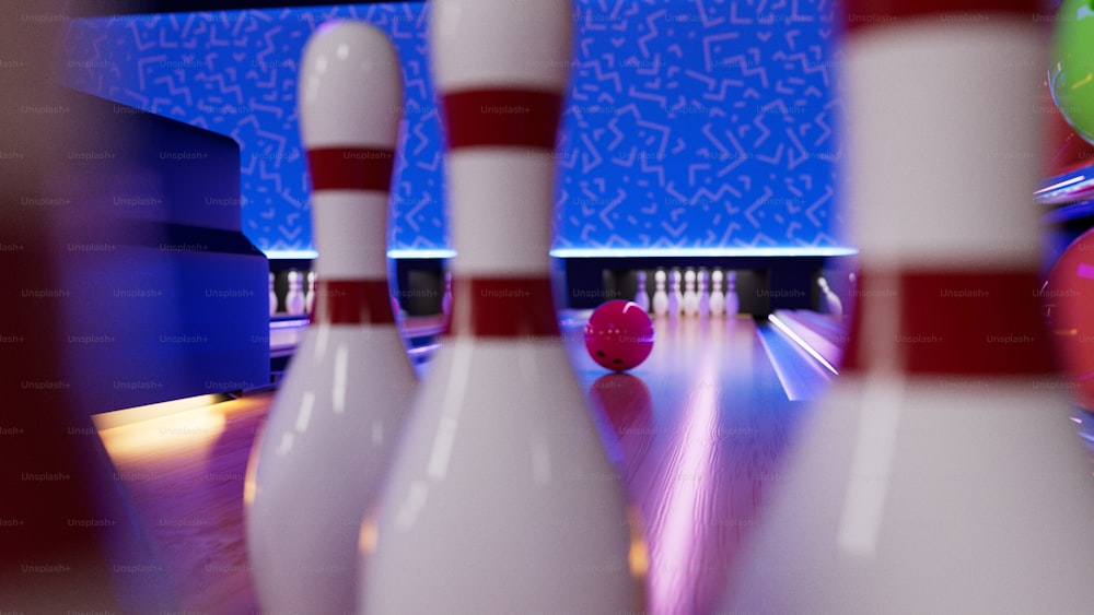una pista da bowling con birilli e palle da bowling