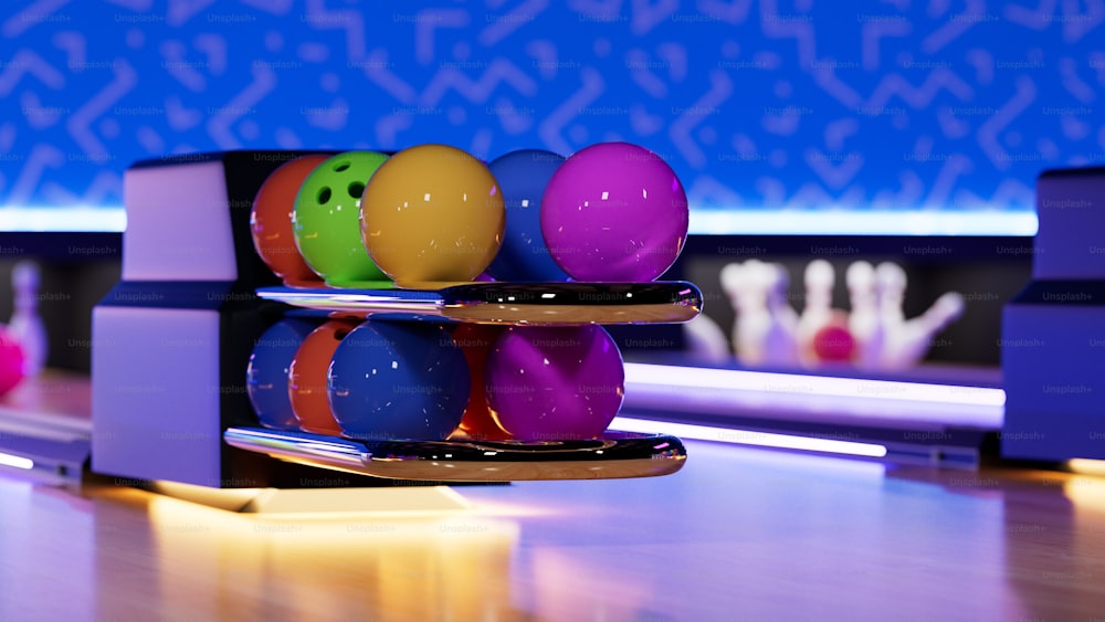 Una fila di palle da bowling sedute in cima a una pista da bowling