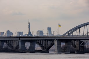 uma ponte sobre um rio com uma cidade ao fundo