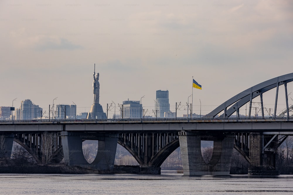 Un ponte su un fiume con una città sullo sfondo
