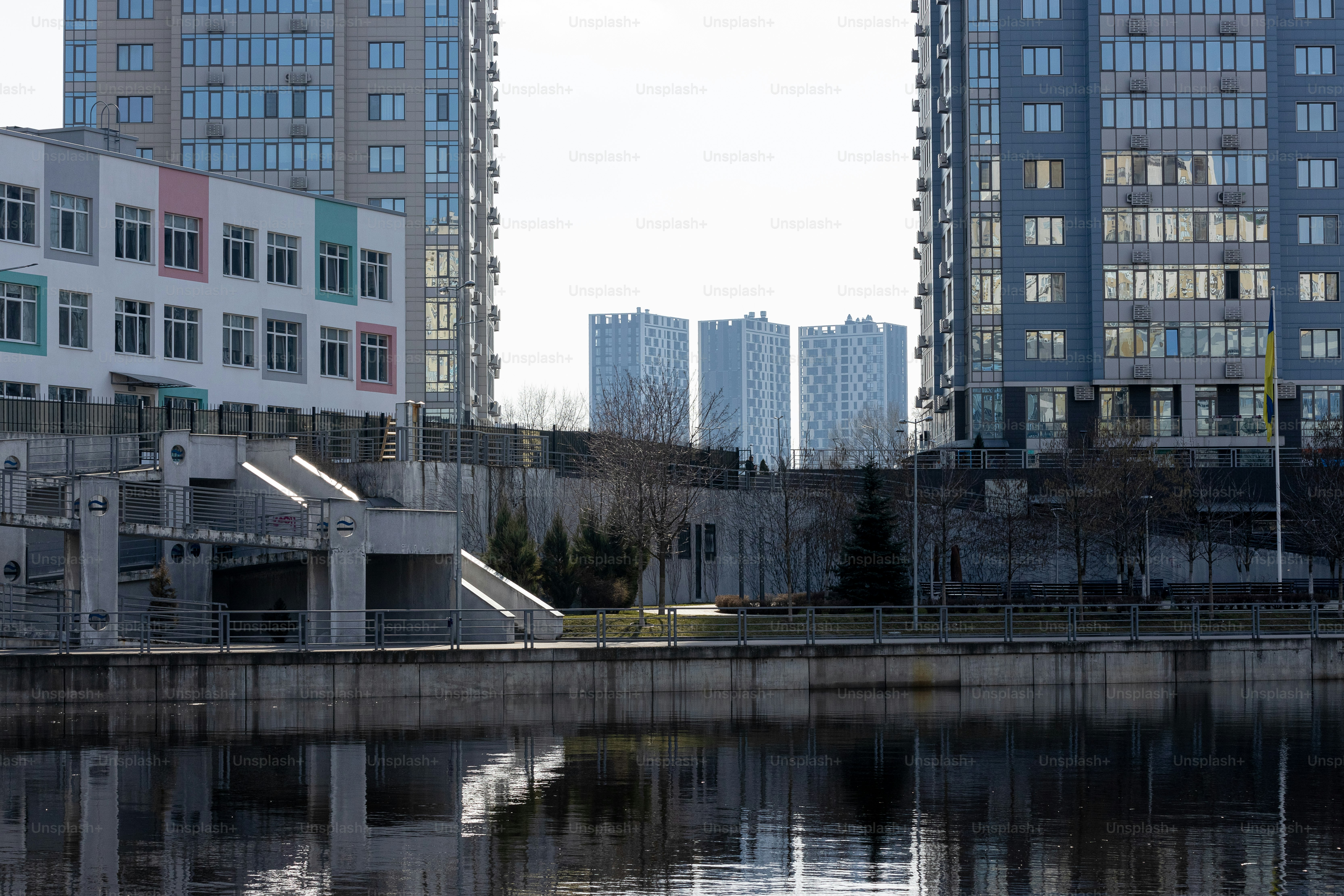 Ein Gewässer mit Gebäuden im Hintergrund
