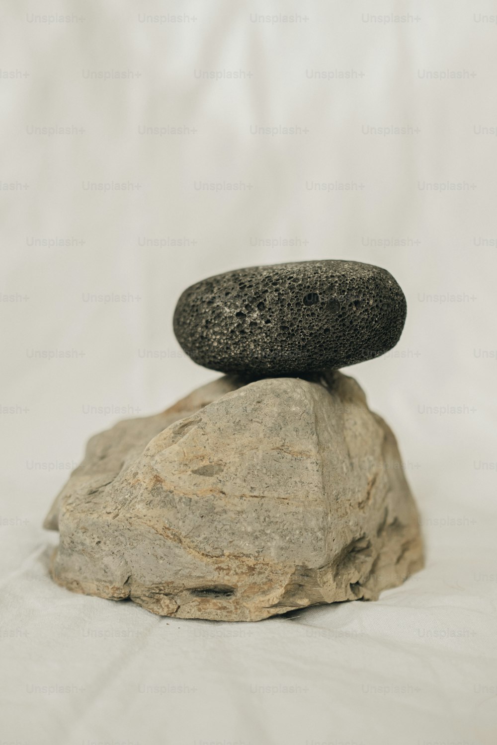 uma rocha empilhada em cima de outra rocha