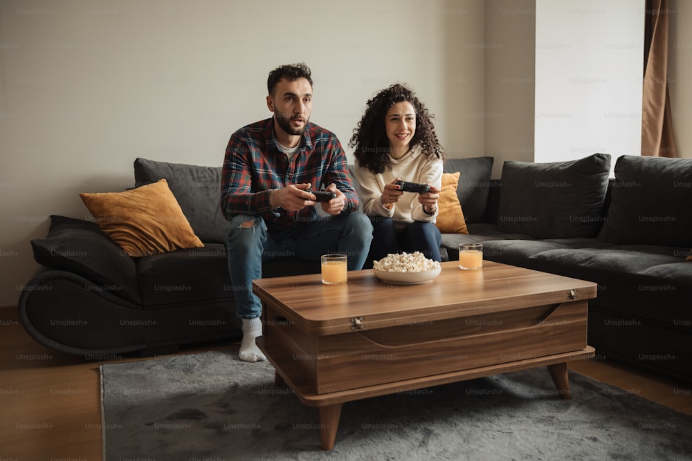 Ein Mann und eine Frau sitzen auf einer Couch in einem Wohnzimmer