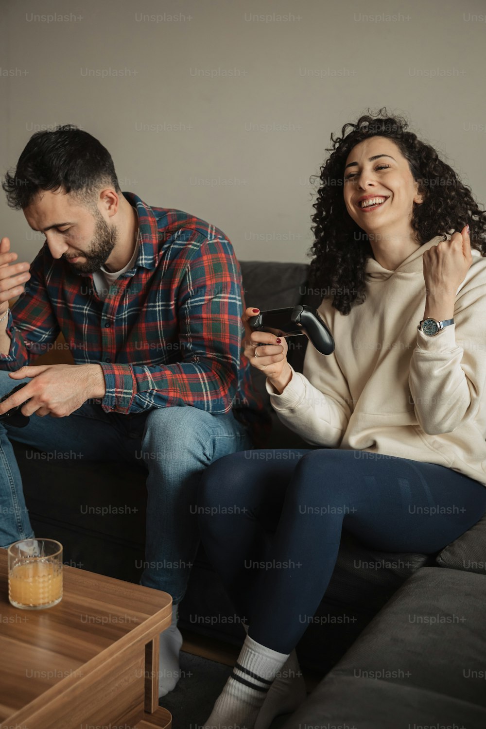 Ein Mann und eine Frau sitzen auf einer Couch