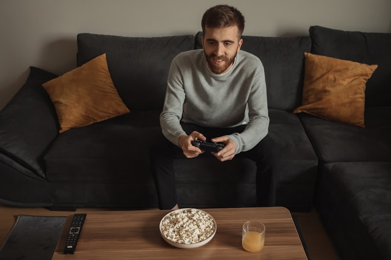 Sessão de filme em casa com TV ligada