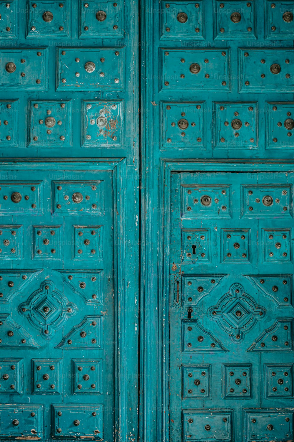 Un primer plano de una puerta azul con un reloj
