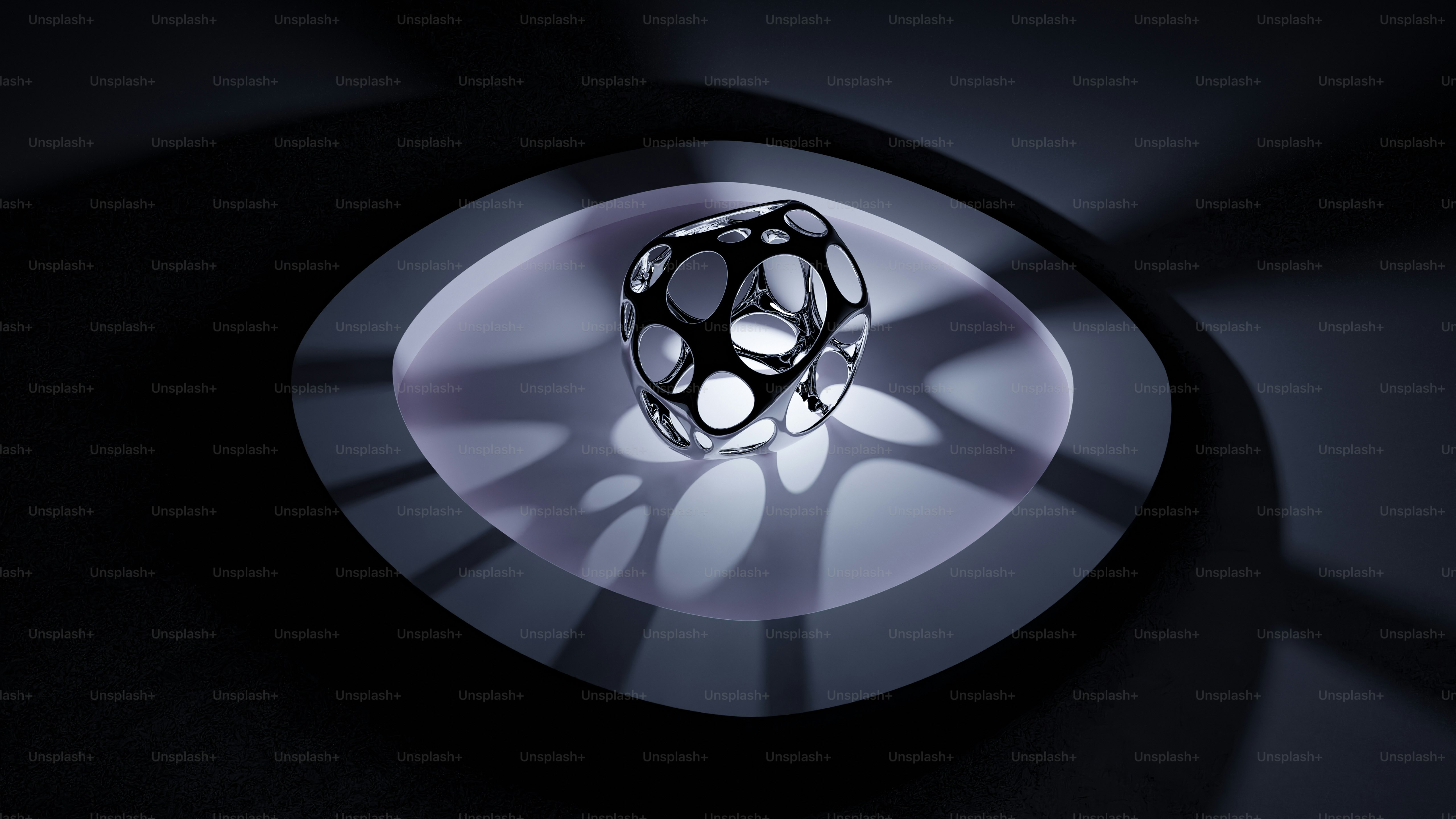 ein Licht, das auf einem Tisch steht