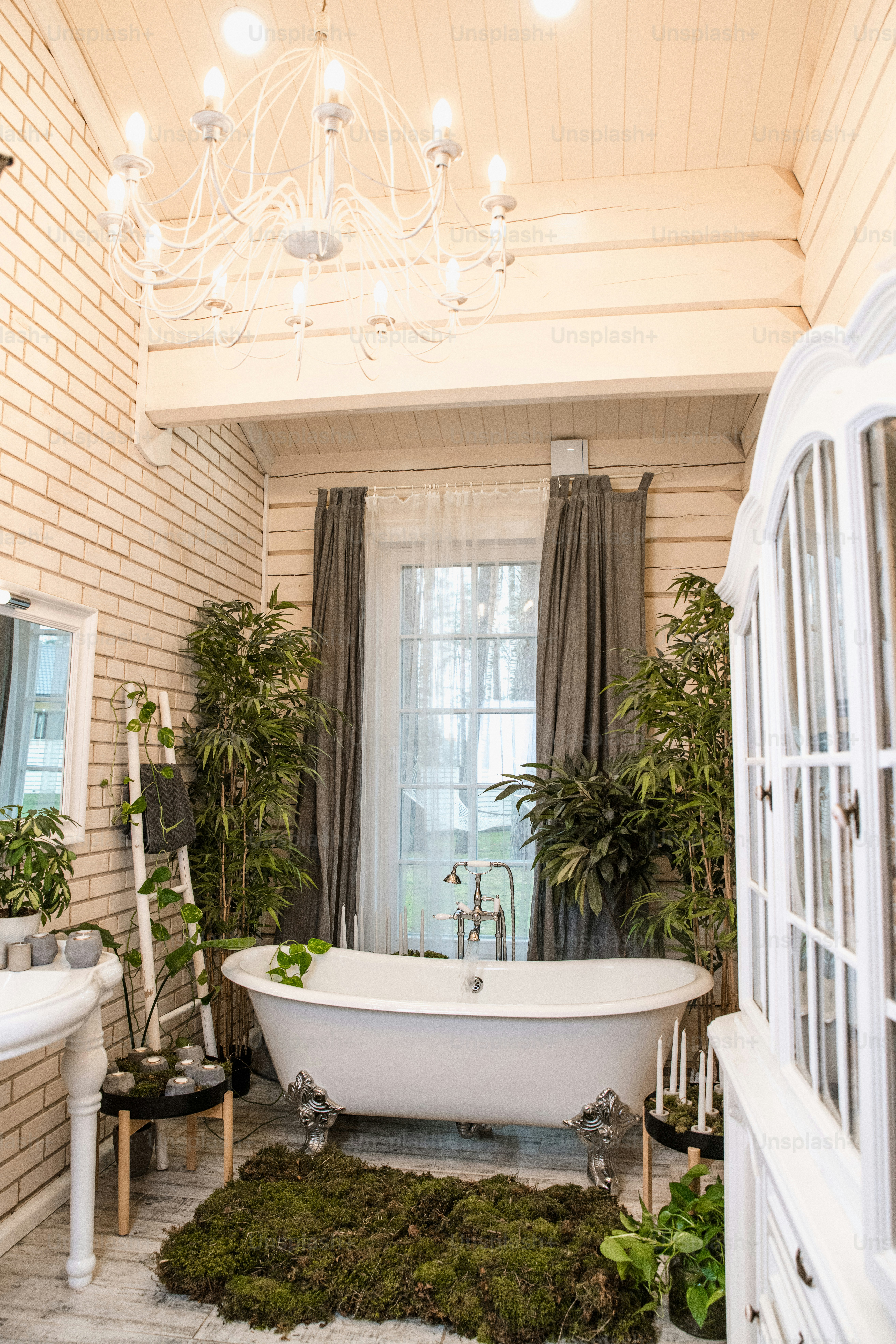 uma banheira branca sentada ao lado de uma janela
