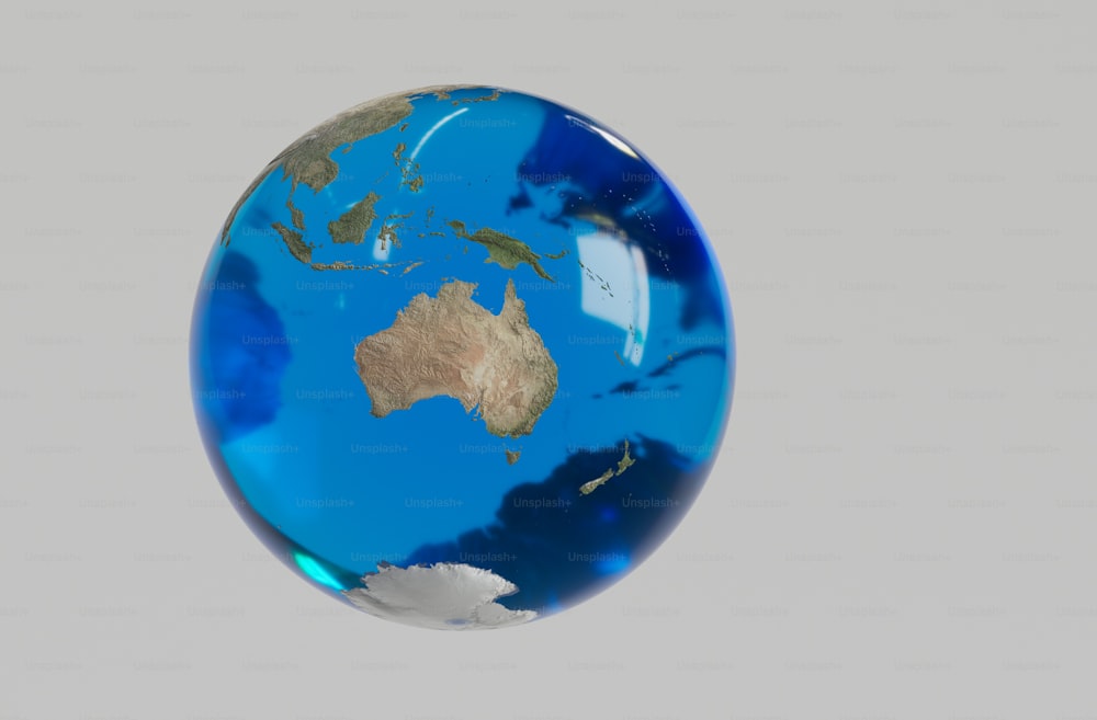uma bola de vidro azul com um mapa do mundo nela