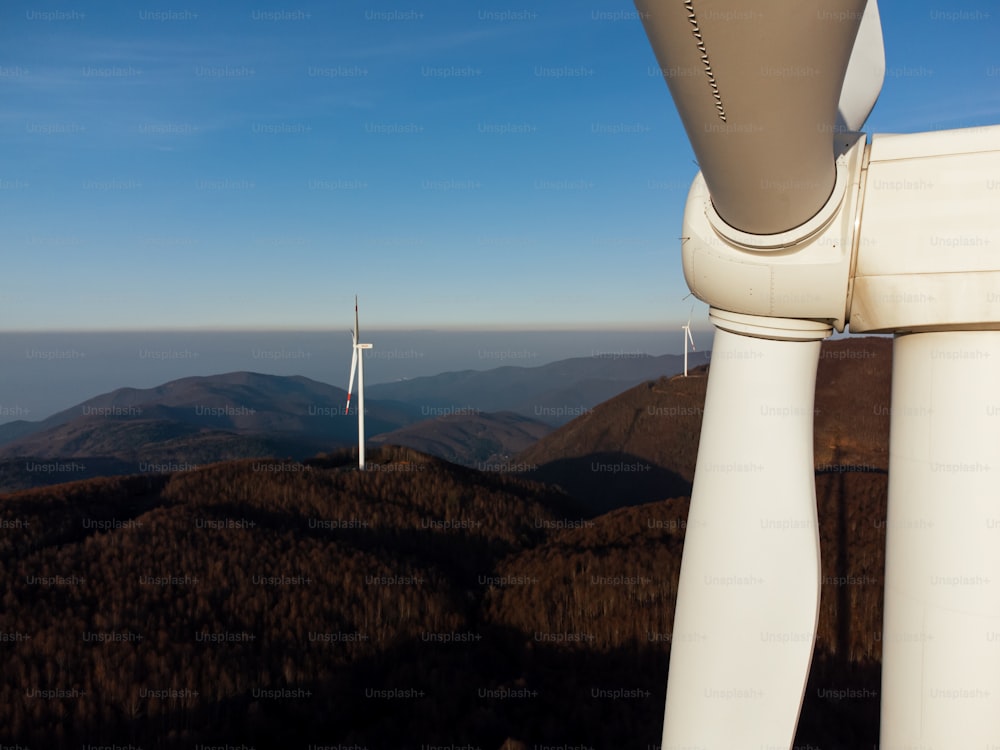 Una turbina eólica en la cima de una colina