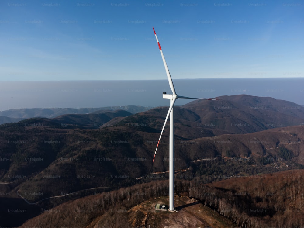 Una turbina eólica en la cima de una colina