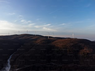 Un gruppo di turbine eoliche su una collina