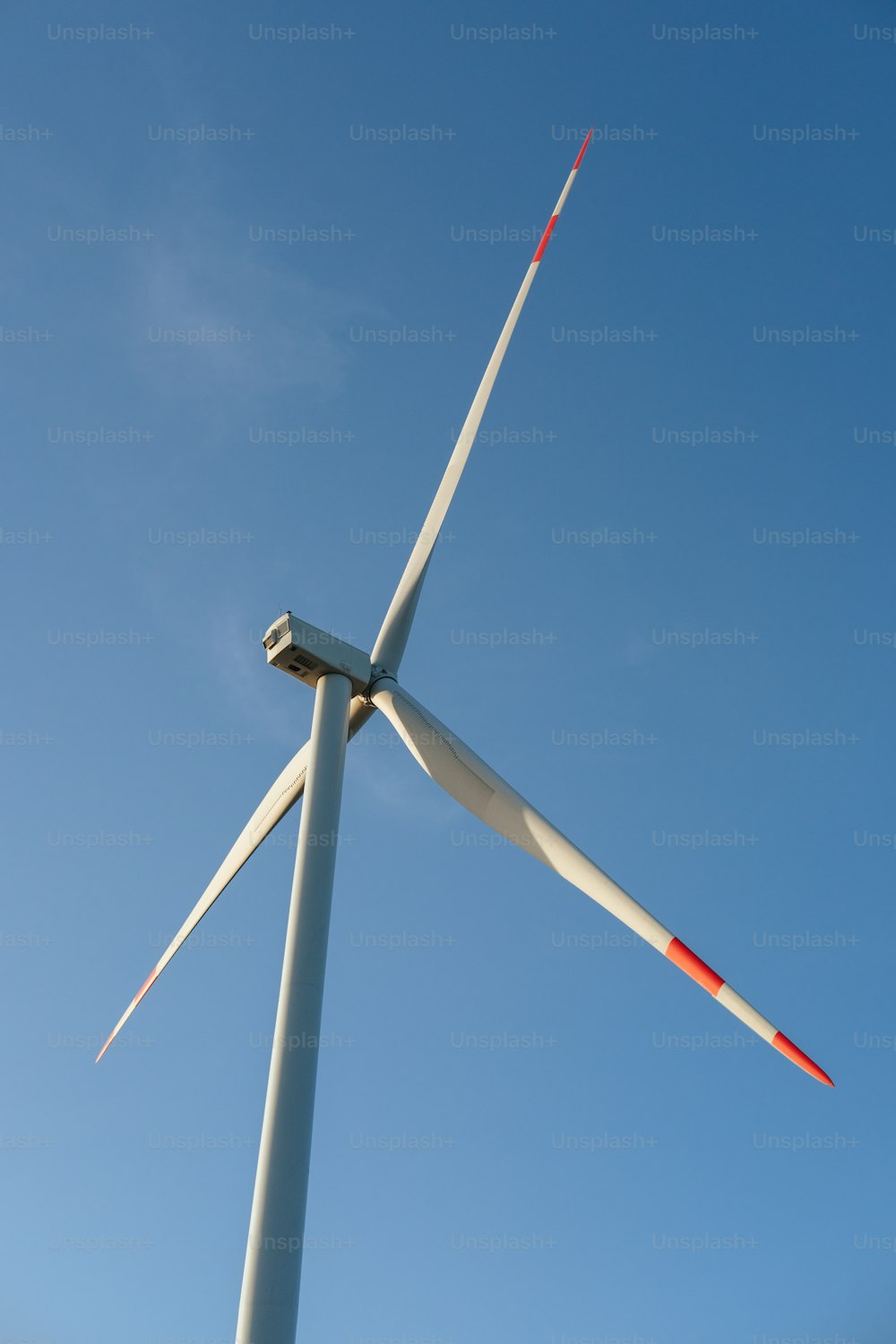 Nahaufnahme einer Windkraftanlage vor blauem Himmel