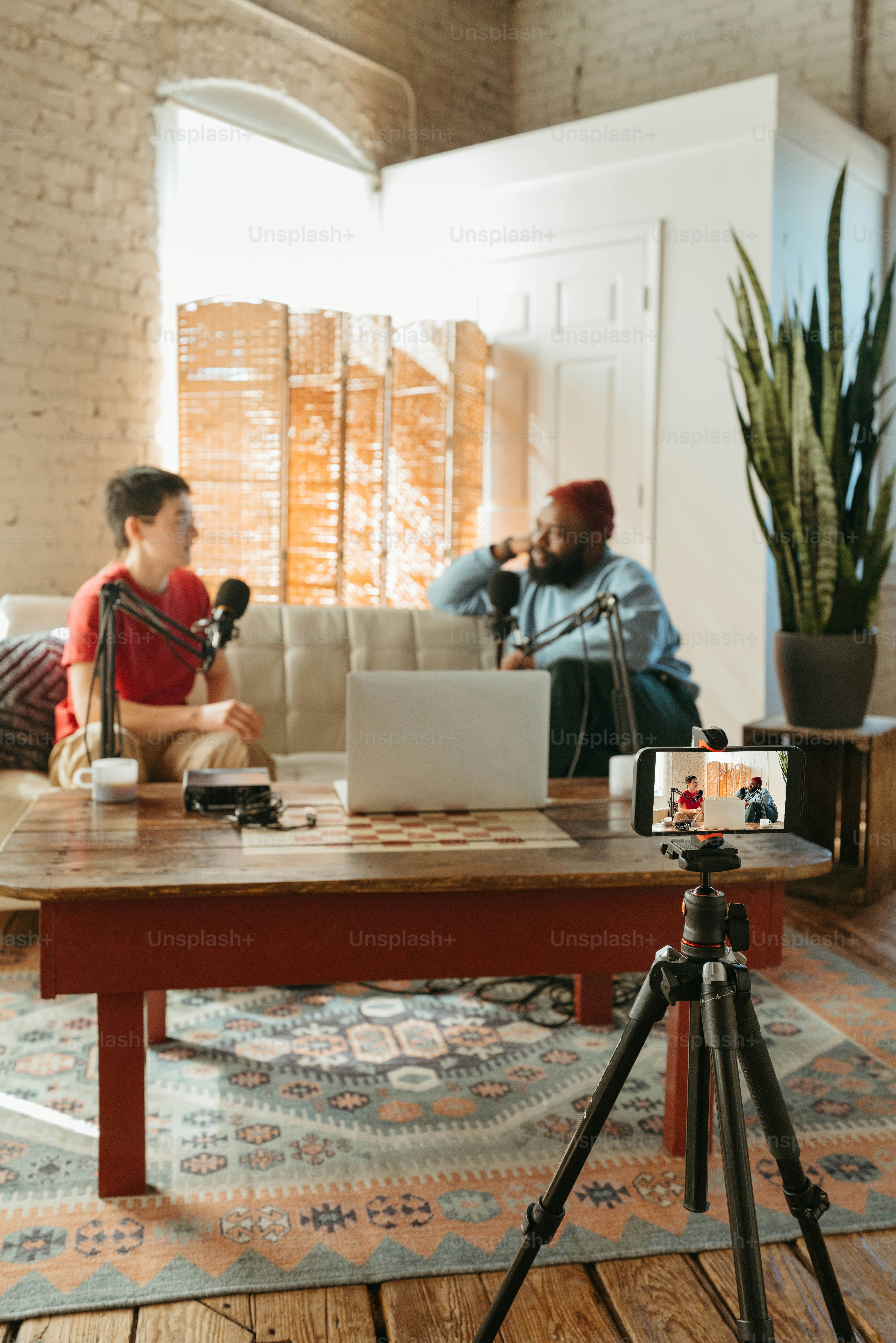 Un uomo seduto su un divano davanti a un computer portatile