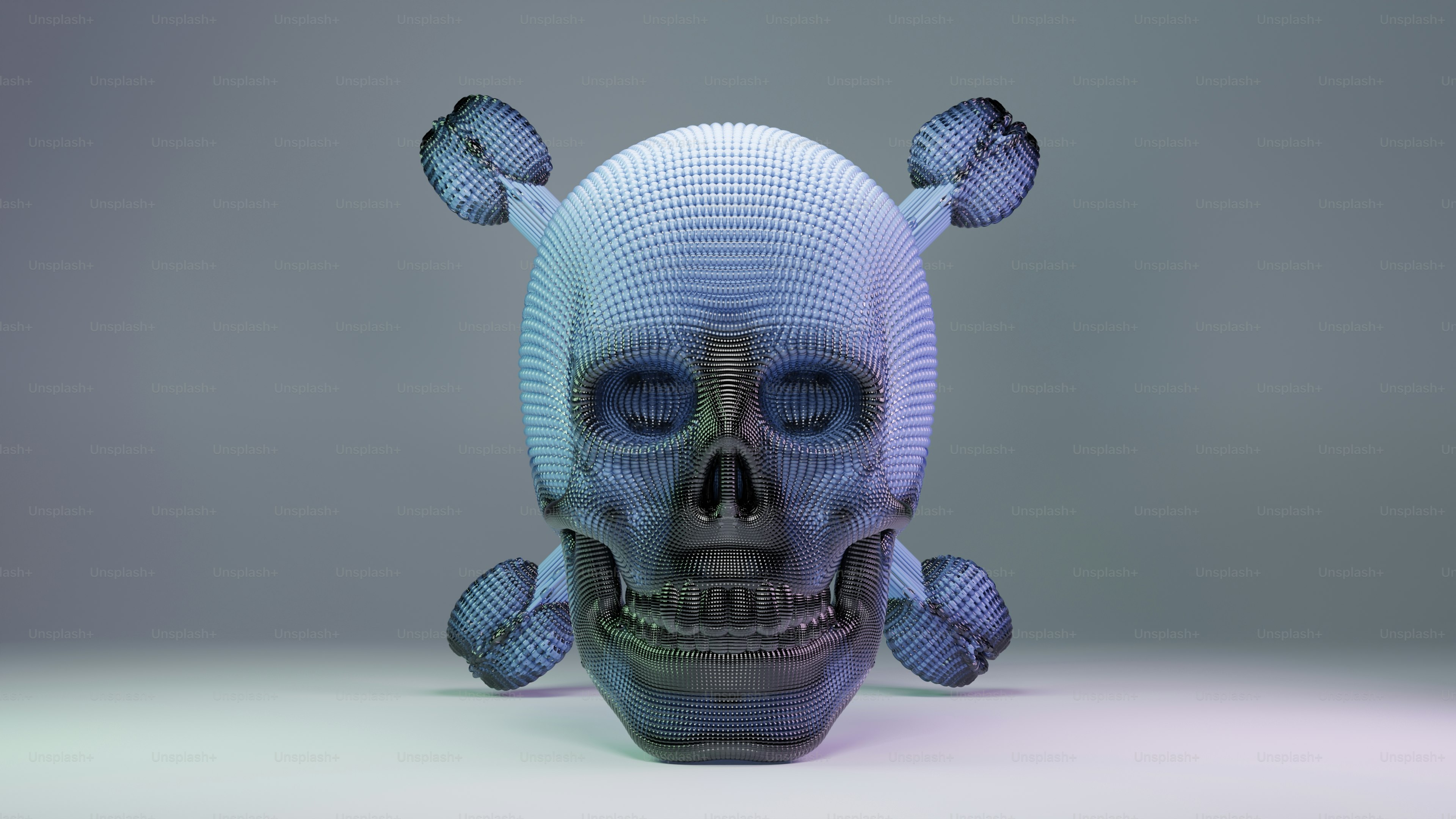 Ein blau-weißer Totenkopf sitzt auf einem Tisch