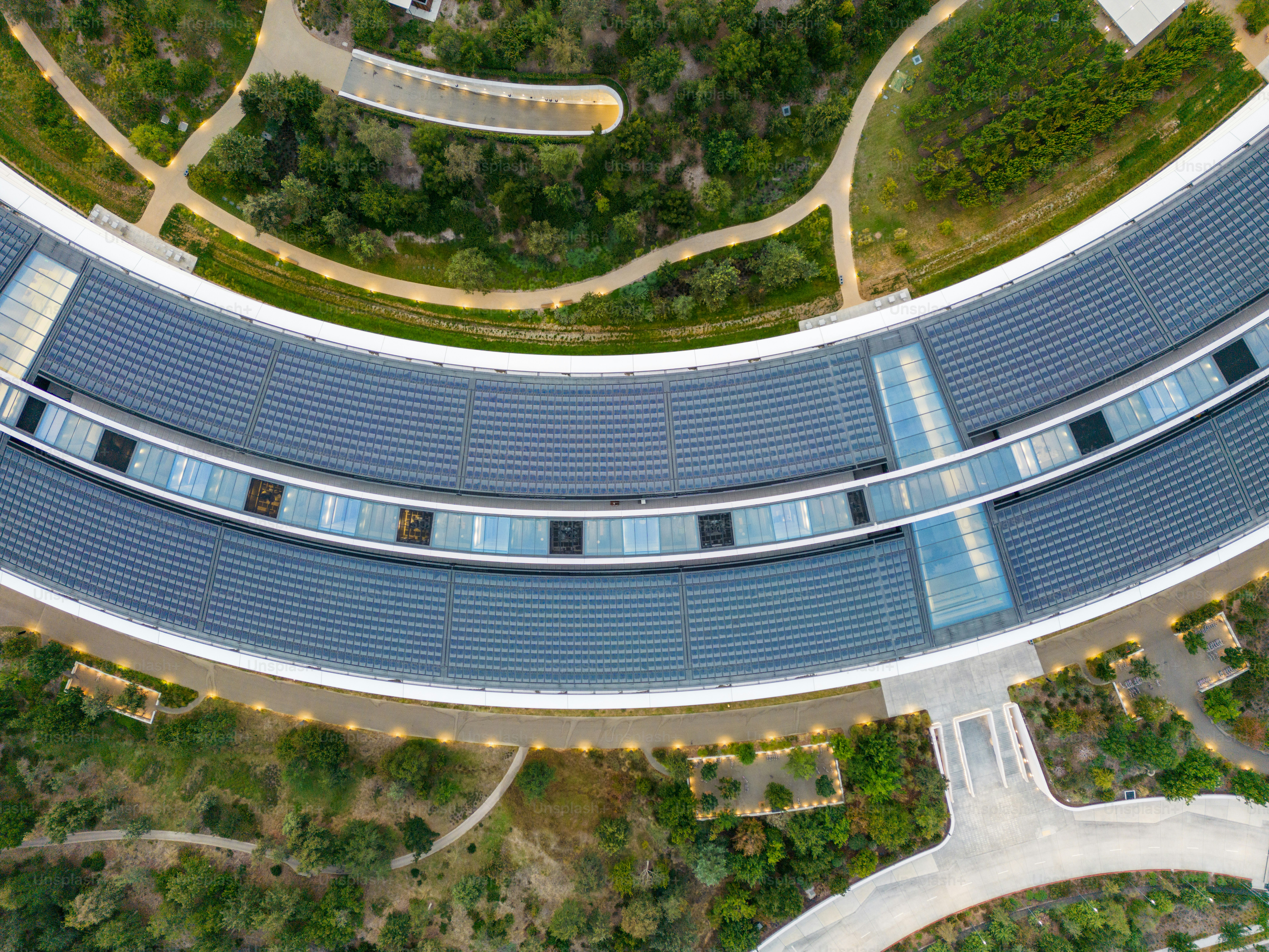 Una veduta aerea di un edificio con pannelli solari