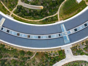 une vue aérienne d’un bâtiment équipé de panneaux solaires