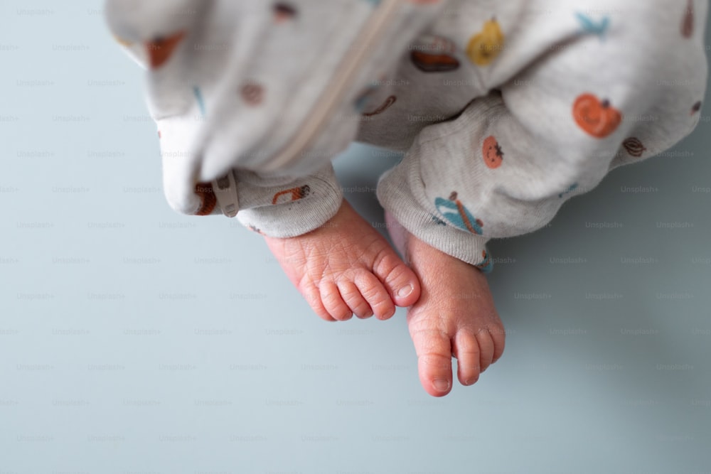 Un primo piano dei piedi di un bambino su uno sfondo blu