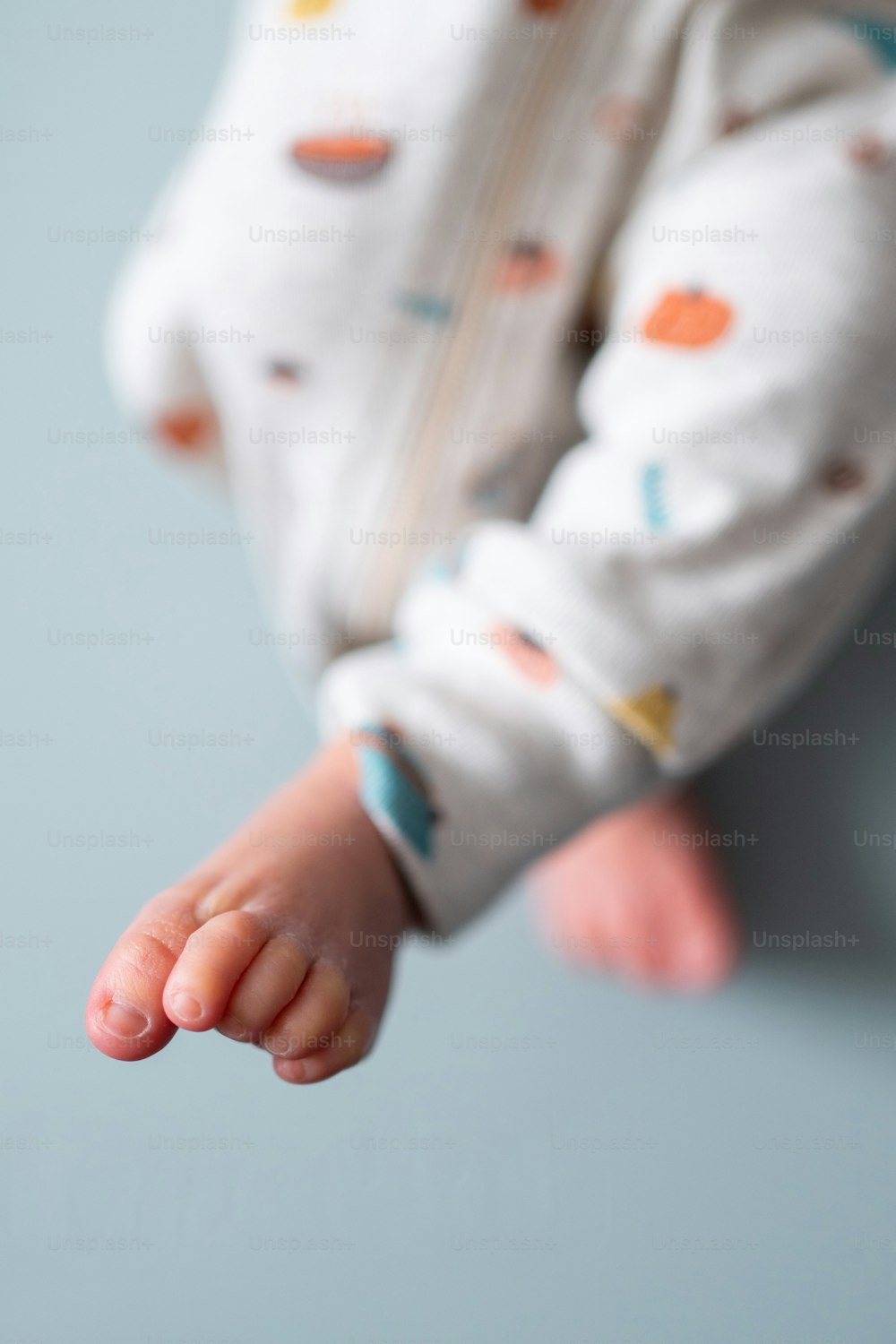 um close up de uma pessoa segurando a mão de um bebê