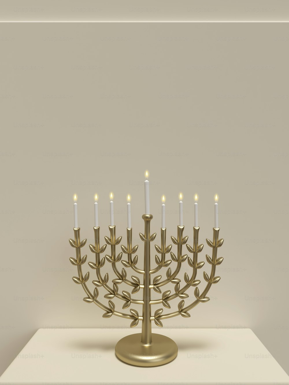 Una menorá dorada con velas encendidas sobre una mesa