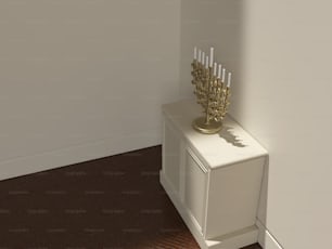 un armadietto bianco con un mazzo di candele sopra di esso