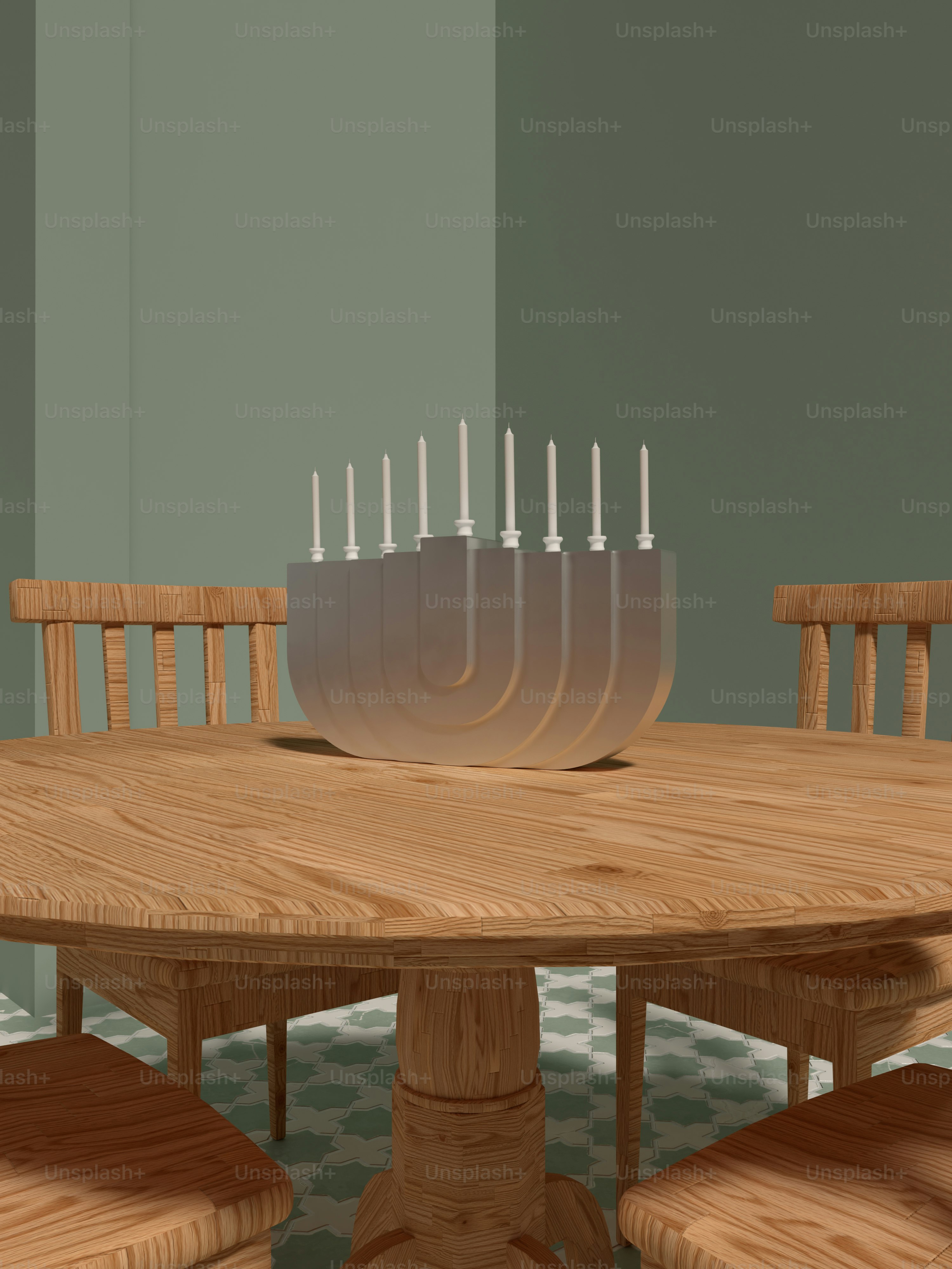 un grande tavolo di legno con sedie intorno