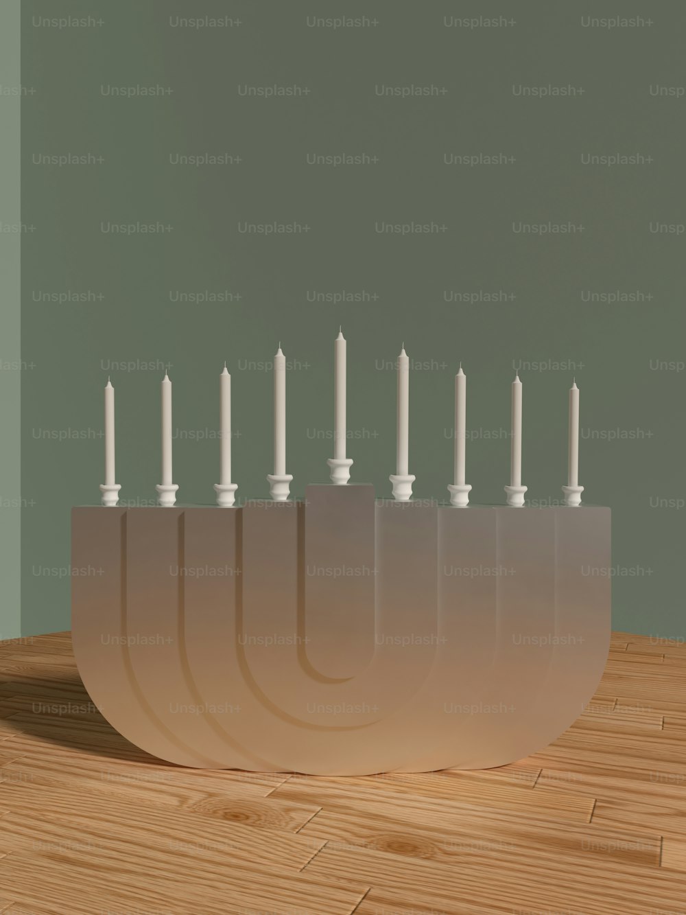 eine Gruppe weißer Kerzen, die in einer Schüssel sitzen