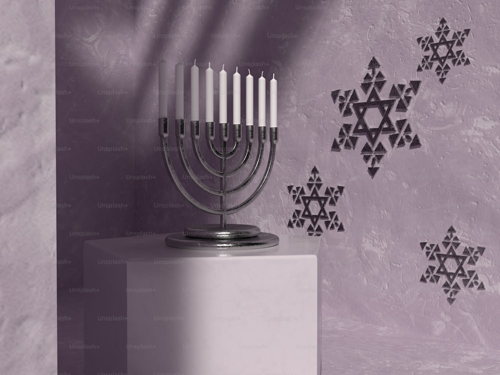 uma menorá de hanukkah em um pedestal na frente de uma parede