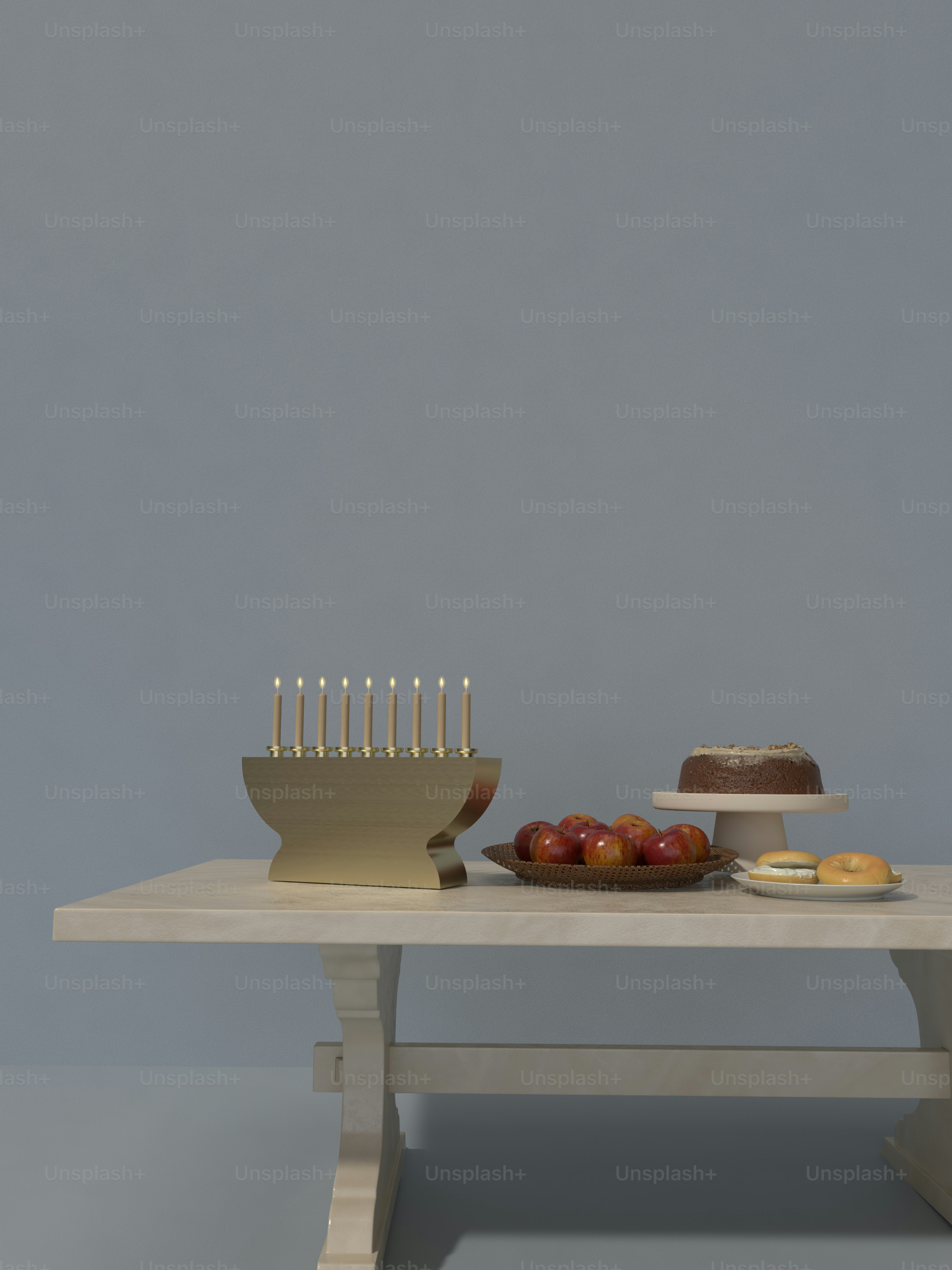 un tavolo sormontato da una torta e una ciotola di frutta