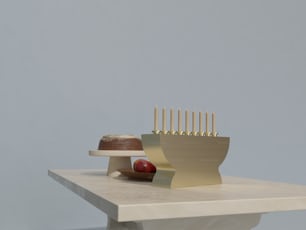 un tavolo con una torta e candeline su di esso
