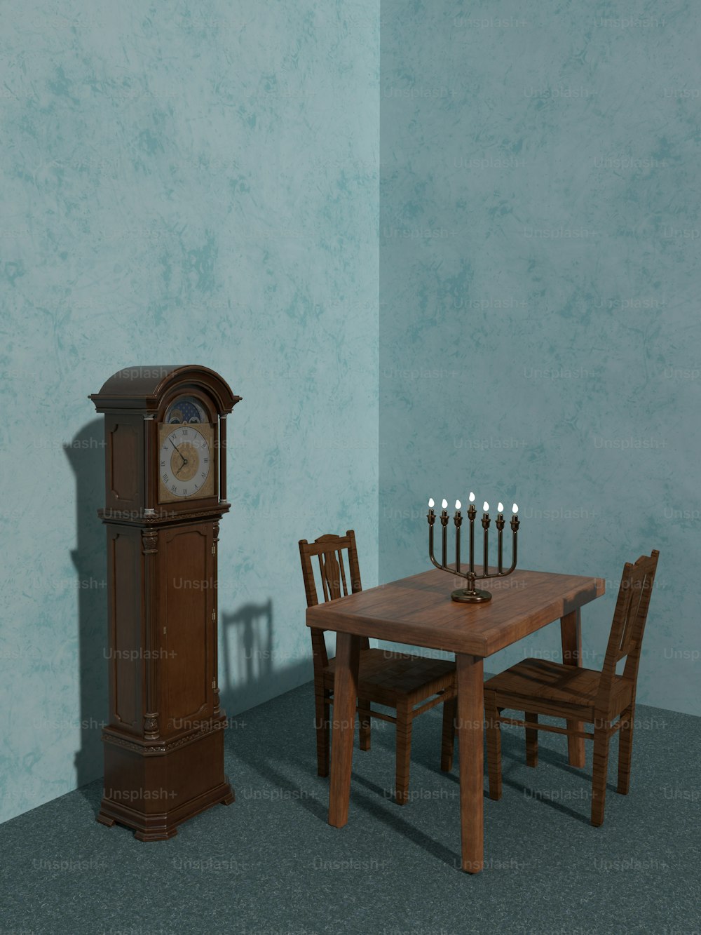 une table en bois avec des chaises et une horloge grand-père