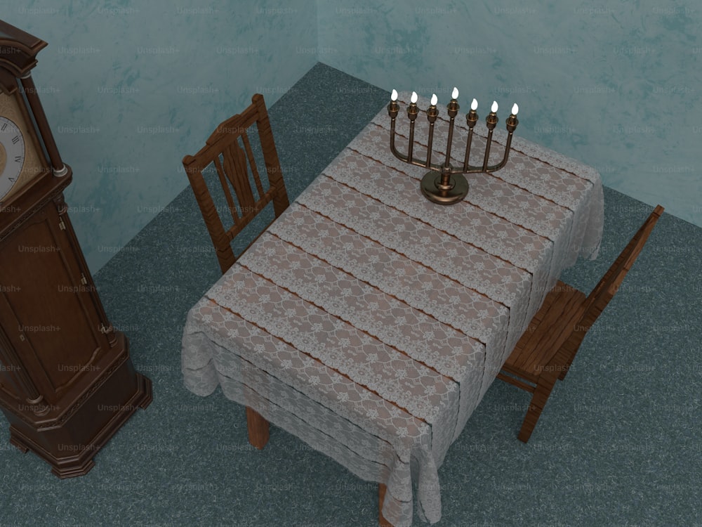 ein Tisch mit einer Tischdecke mit Kerzen darauf