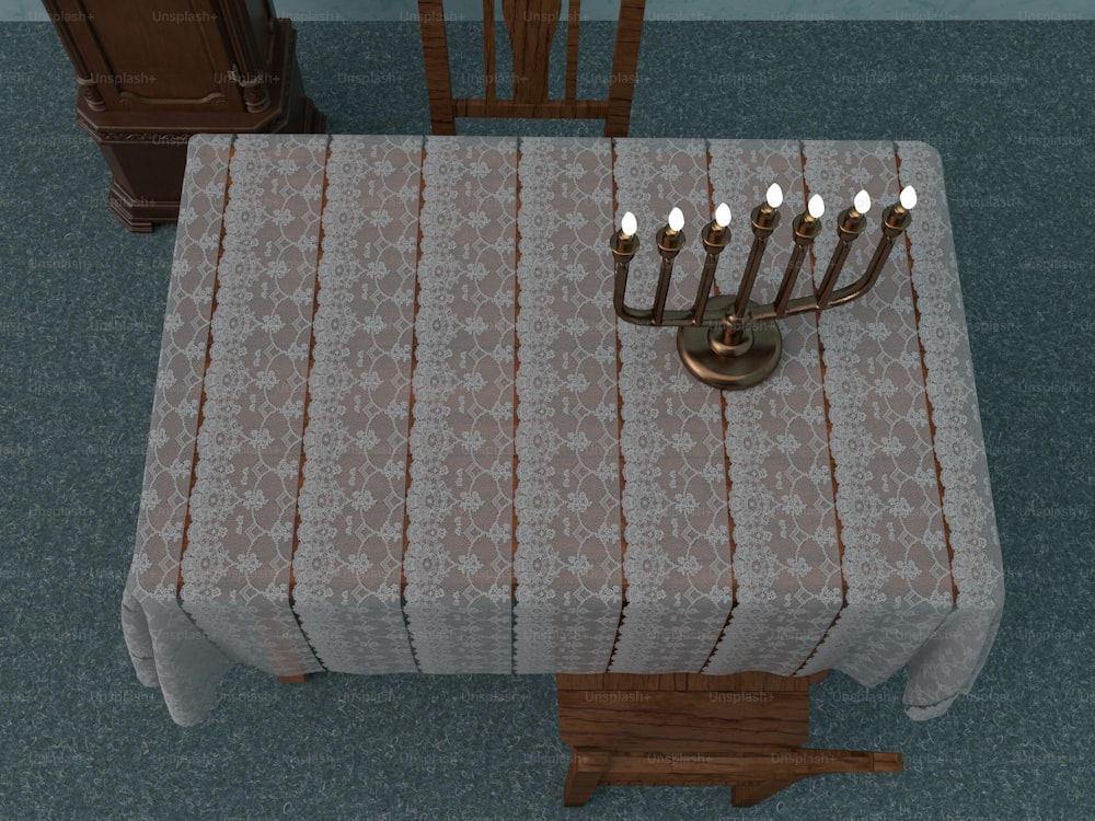 Une table de salle à manger avec une menorah Hantzh dessus