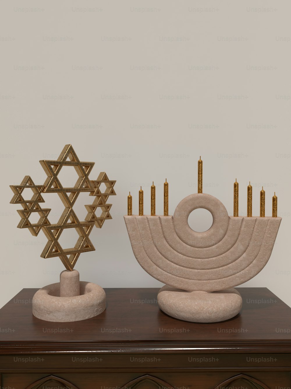 uma mesa de madeira coberta com um vaso e uma estrela de David